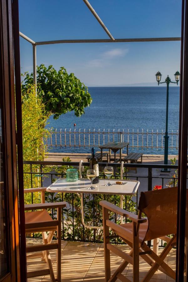 Notos Sea Front Apartment กลอซซา ภายนอก รูปภาพ