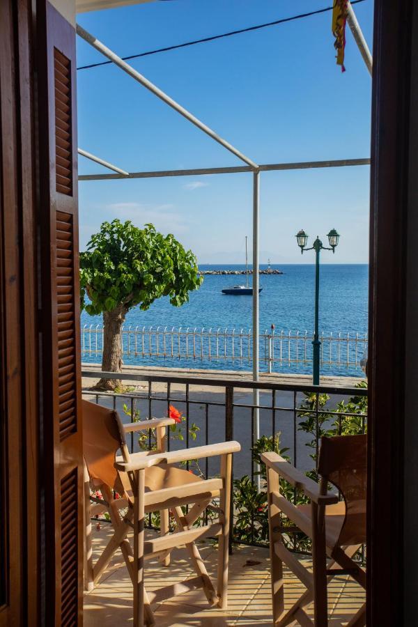 Notos Sea Front Apartment กลอซซา ภายนอก รูปภาพ