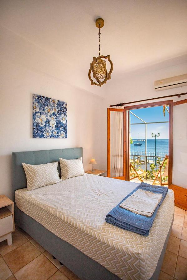 Notos Sea Front Apartment กลอซซา ภายนอก รูปภาพ