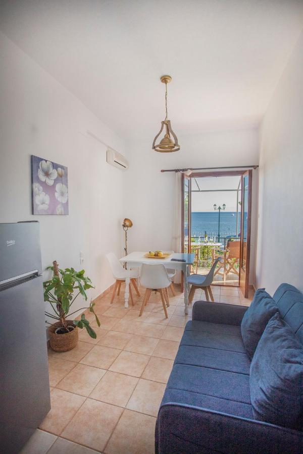 Notos Sea Front Apartment กลอซซา ภายนอก รูปภาพ