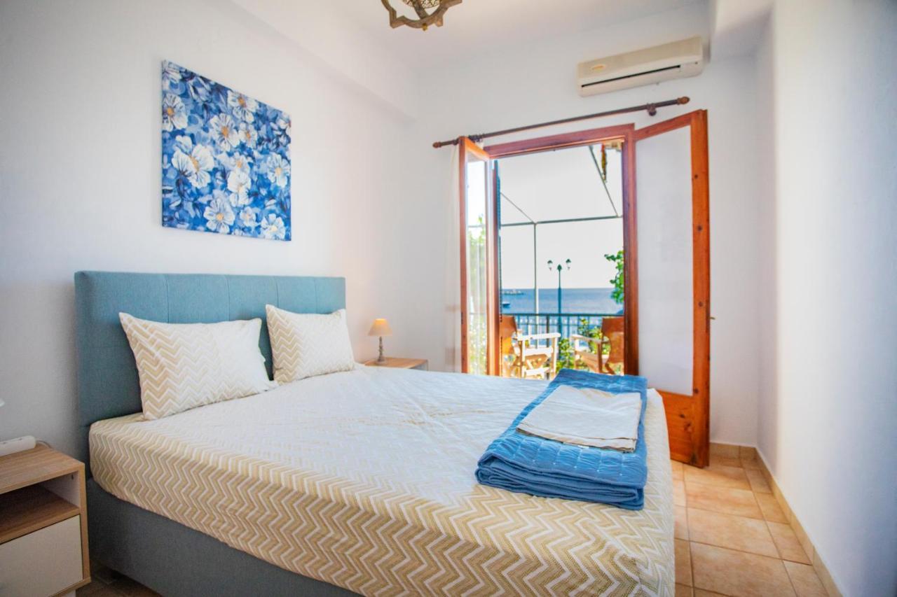 Notos Sea Front Apartment กลอซซา ภายนอก รูปภาพ